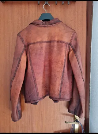 Cazadora de cuero marrón.