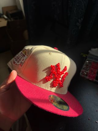 New Era Gorra Beige y Roja Personalizada