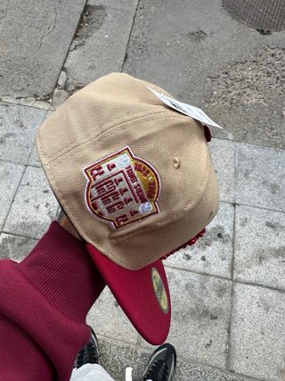 New Era Gorra Beige y Roja Personalizada