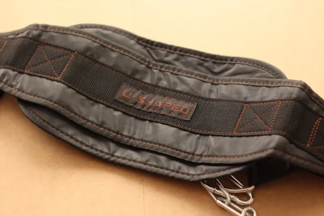 Cinturón con cadena para levantamiento de pesas.