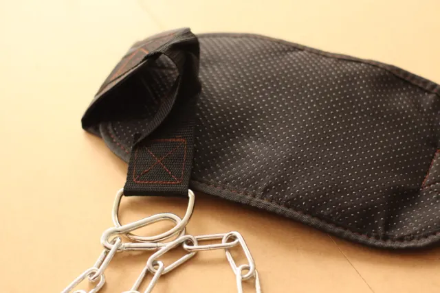 Cinturón con cadena para levantamiento de pesas.