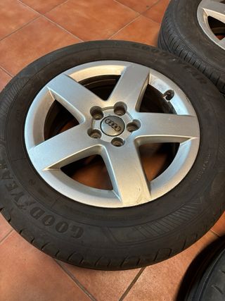 llantas 5x100 de Audi A3 en 15” con neumáticos