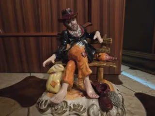 Statuetta ceramica uomo seduto