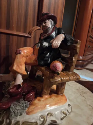 Statuetta ceramica uomo seduto