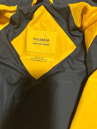 Chubasquero Pull&Bear Amarillo Mujer Talla M