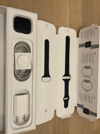 Apple Watch Series 5 40mm + Caricatore + 7 Cinturini