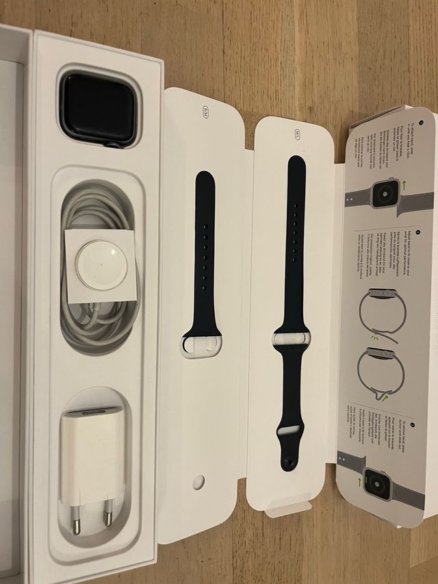 Apple Watch Series 5 40mm + Caricatore + 7 Cinturini
