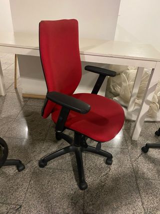 Silla de oficina ergonómica roja y negra