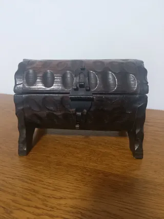 Baúl, arca o cofre antiguo de madera tallada