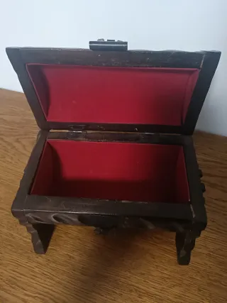 Baúl, arca o cofre antiguo de madera tallada