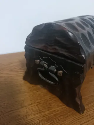 Baúl, arca o cofre antiguo de madera tallada