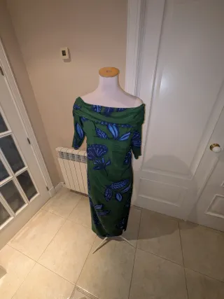 Vestido verde con estampado floral azul
