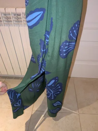 Vestido verde con estampado floral azul