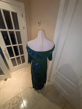 Vestido verde con estampado floral azul