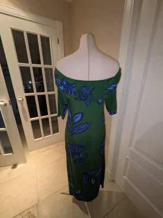 Vestido verde con estampado floral azul