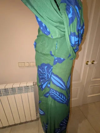 Vestido verde con estampado floral azul