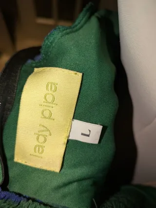 Vestido verde con estampado floral azul