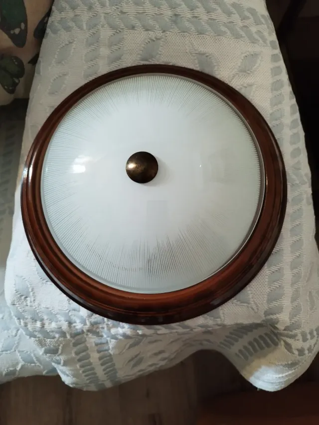 Plafón de madera de metal y cristal