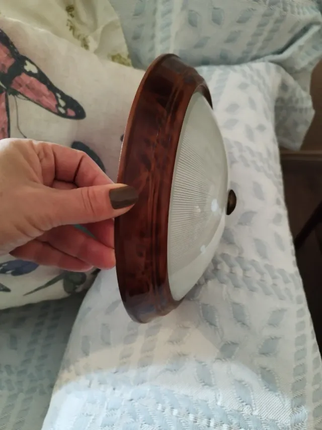 Plafón de madera de metal y cristal