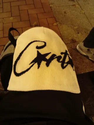 Gorro blanco con logo negro