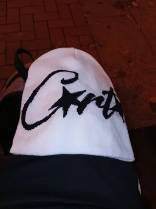 Gorro blanco con logo negro