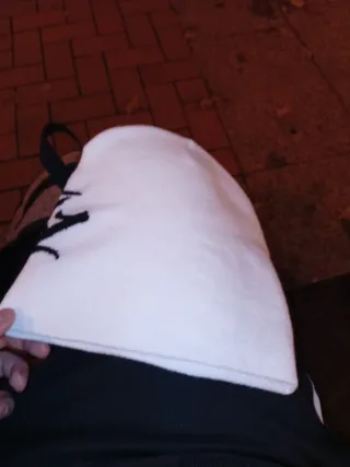 Gorro blanco con logo negro