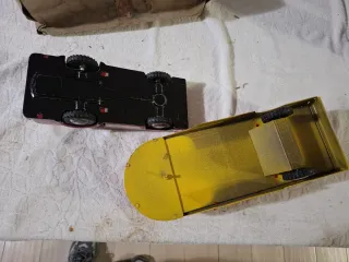 Camioncino BELL in latta con rimorchio