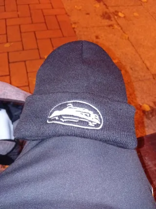 Gorro gris con logo blanco