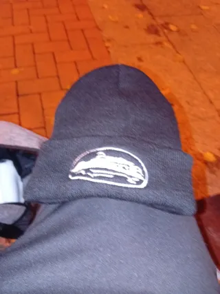 Gorro gris con logo blanco