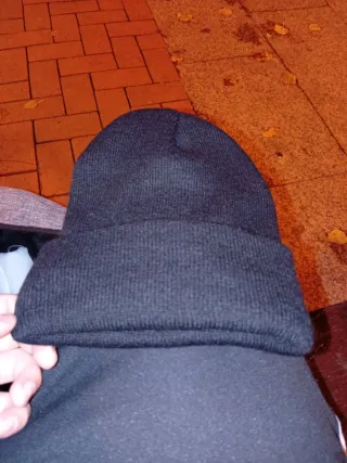 Gorro gris con logo blanco