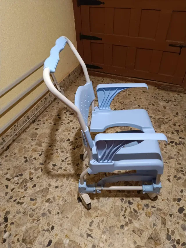 Silla de baño para personas con movilidad reducida