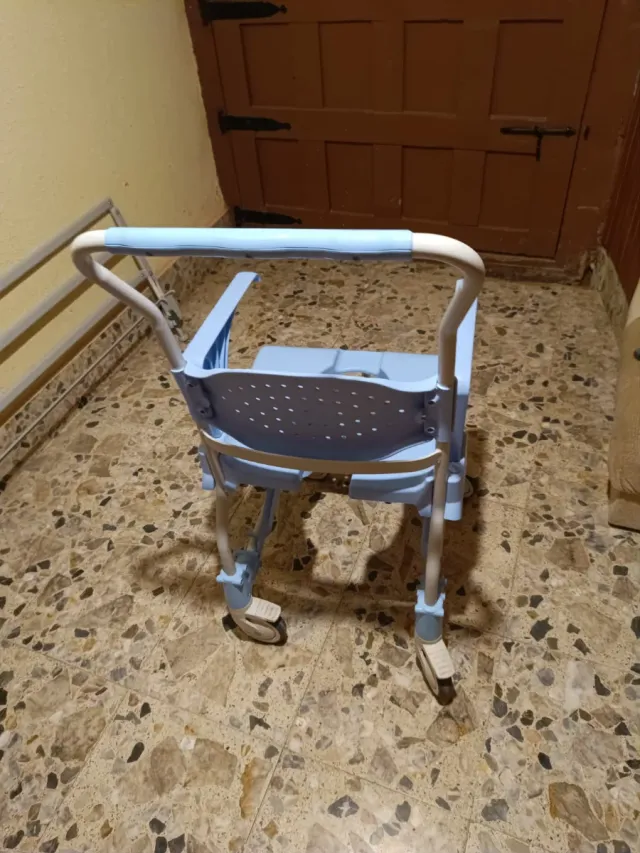 Silla de baño para personas con movilidad reducida