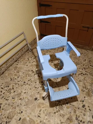 Silla de baño para personas con movilidad reducida