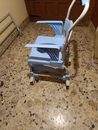 Silla de baño para personas con movilidad reducida