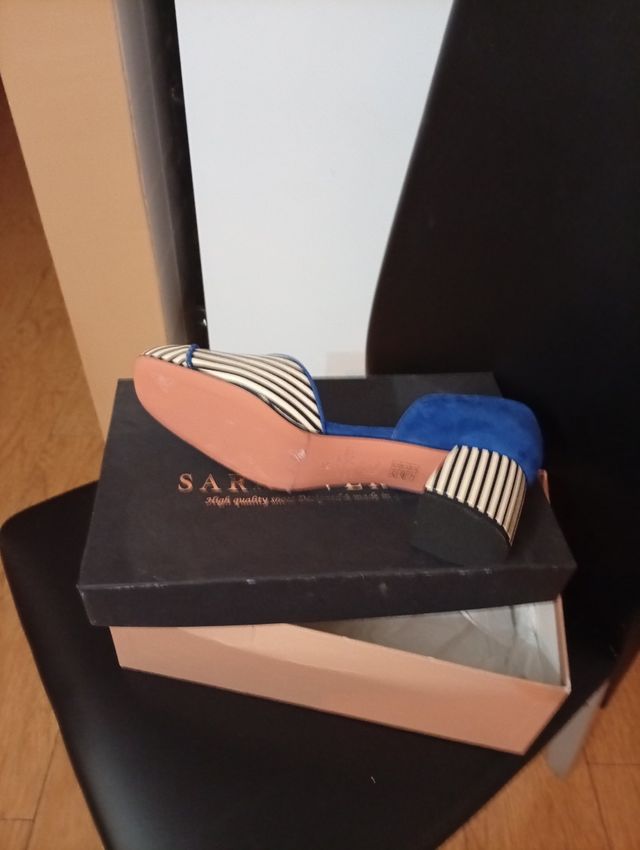 Zapatos de tacón azul y rayas