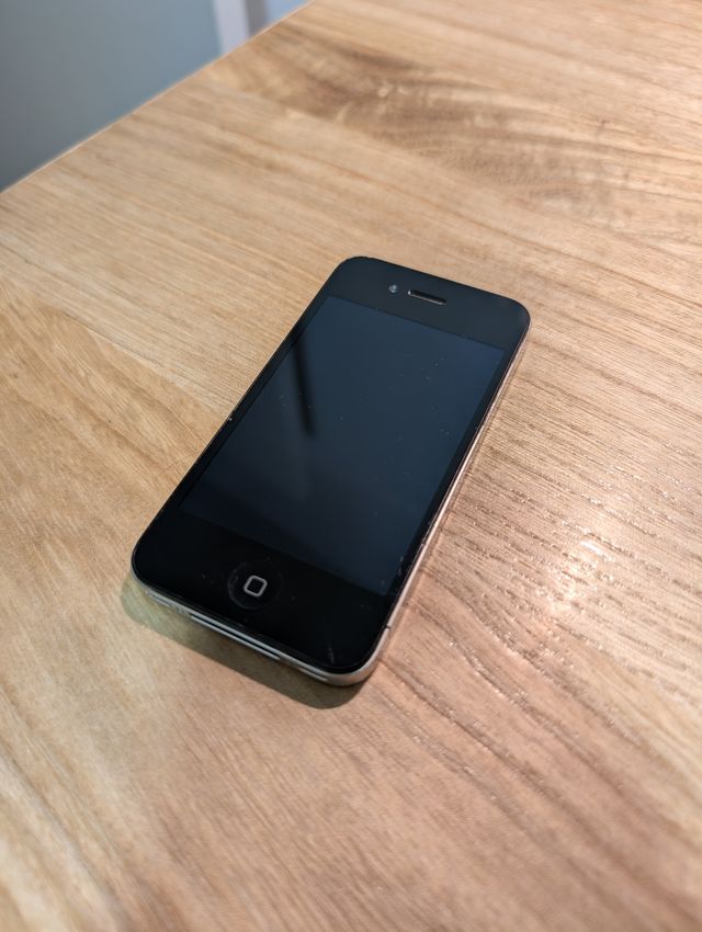 iPhone 4 negro 32GB + Logic3 i-Station30 Sound Bar