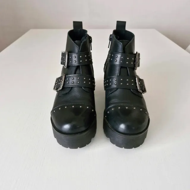 Botines negros suela track