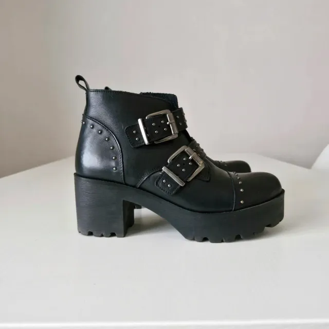 Botines negros suela track