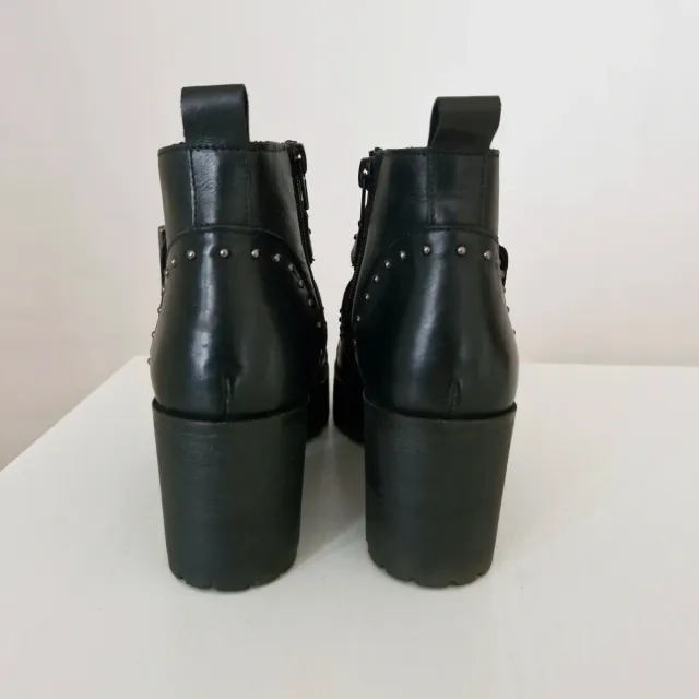 Botines negros suela track