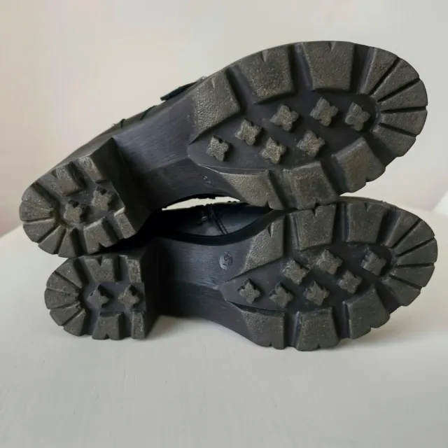 Botines negros suela track