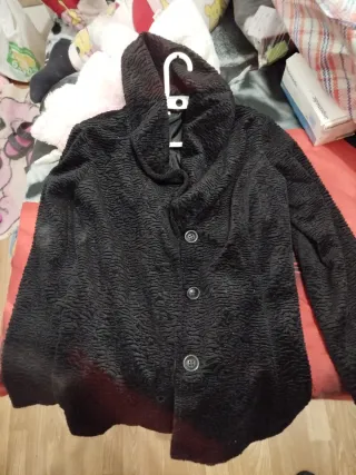 Chaqueta negra texturizada