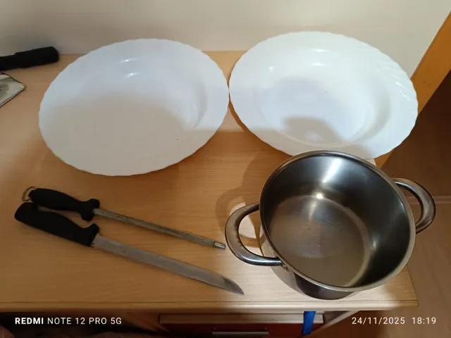 Lote de cazo de acero inoxidable y fuentes