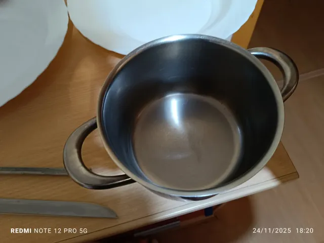 Lote de cazo de acero inoxidable y fuentes