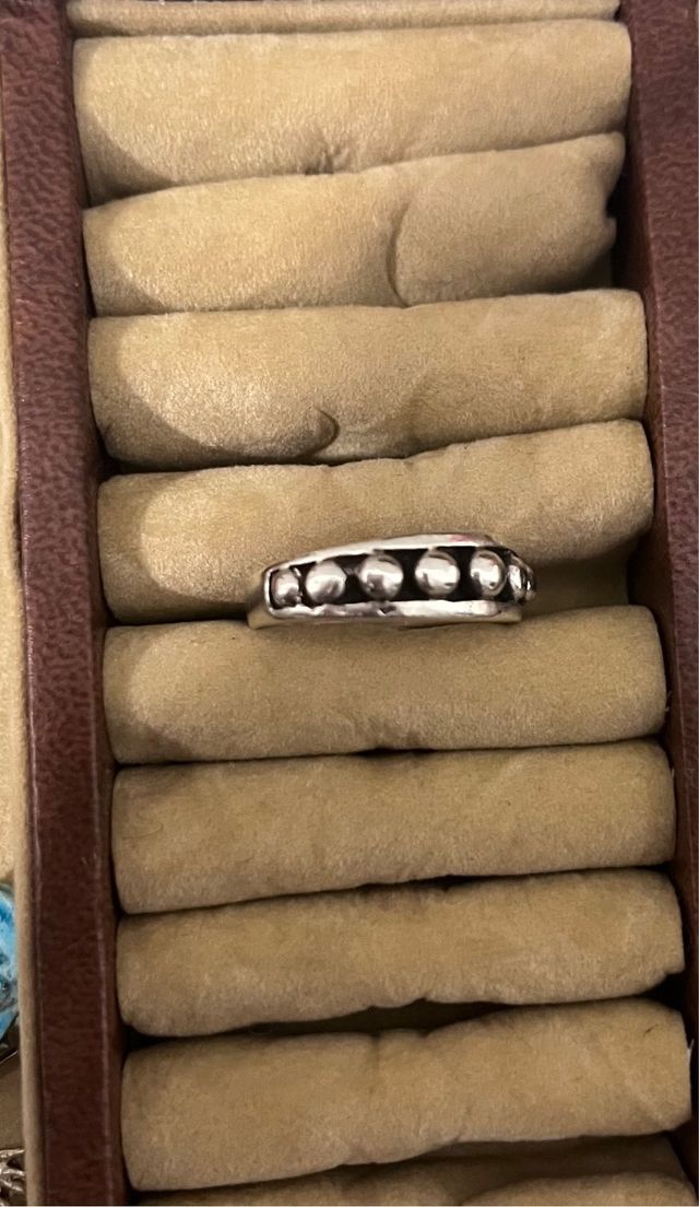Anillo de plata con bolitas