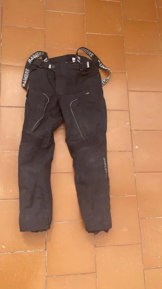 Chaqueta, pantalón y botas de rainers