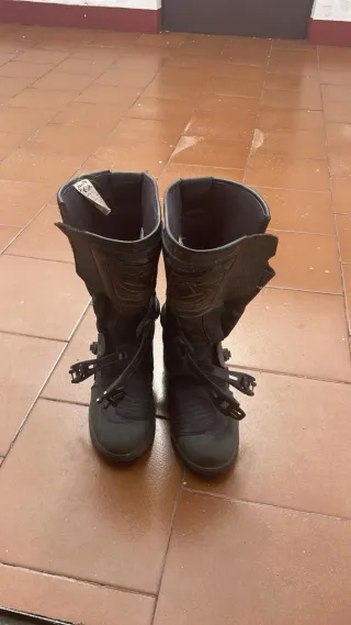 Chaqueta, pantalón y botas de rainers