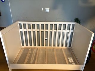 Cuna de madera blanca para bebé con colchón