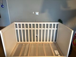 Cuna de madera blanca para bebé con colchón