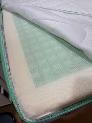 Cuna de madera blanca para bebé con colchón