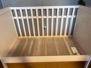 Cuna de madera blanca para bebé con colchón